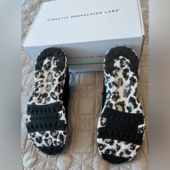 APL Women's Techloom Wave Slip On Running Sneaker Black White Leopard Sz 9 NEW - Picture 13 of 16
